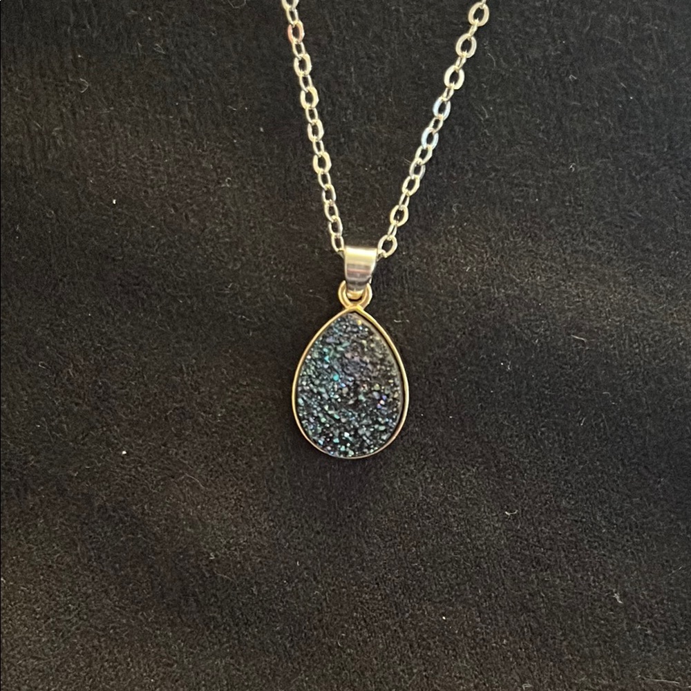 Elegant Teardrop Pendant Necklace